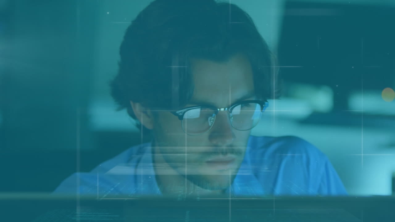 animación del procesamiento de datos sobre el hombre de negocios en el escritorio utilizando la computadora