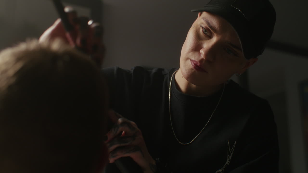 barbero haciendo un corte de pelo