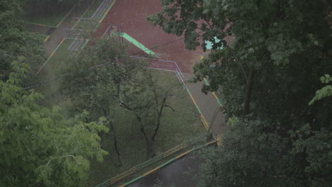 fuerte lluvia vista de alto ángulo desde la ventana 1