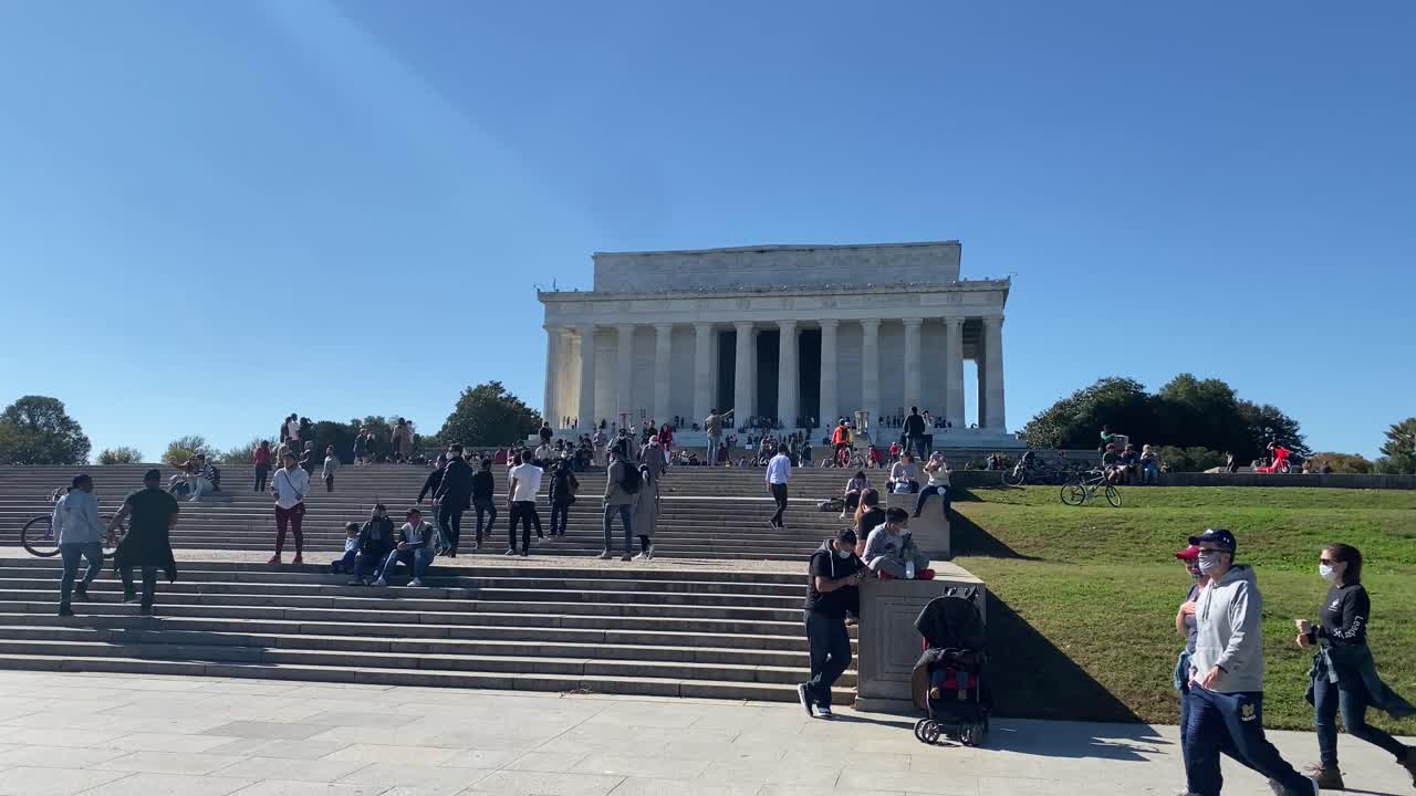 la gente se relaja en los escalones del monumento a lincoln en washington dc