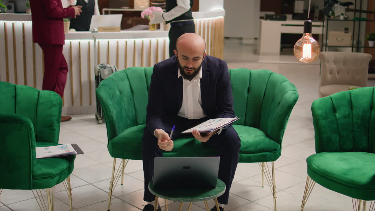 el empleado ingresa en una videollamada en línea