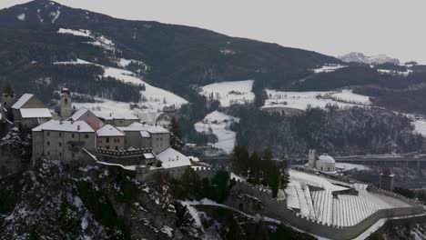 Rundansicht-Des-Klosters-Sabiona-In-Klausen,-Italien