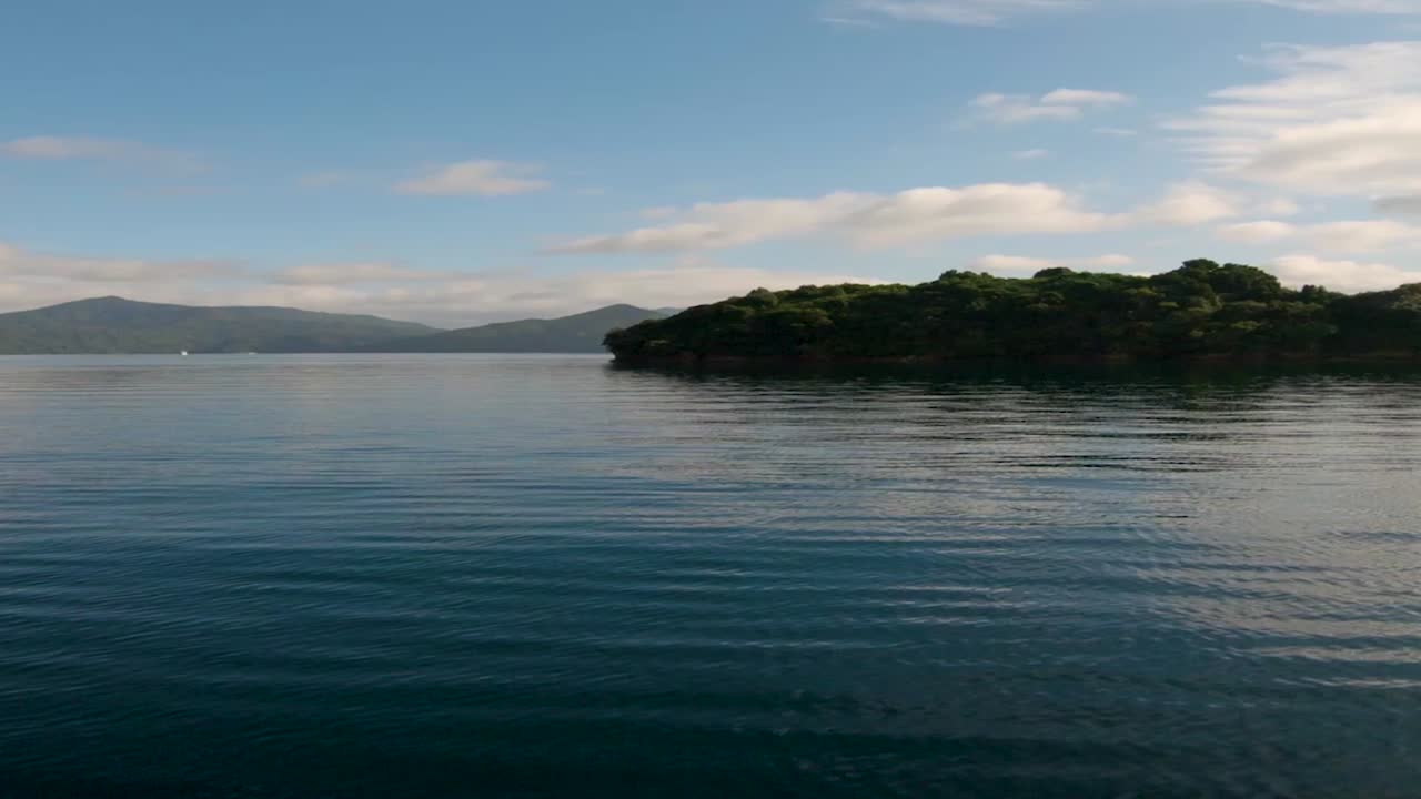 외로운 섬을 향해 운전하는 보트에서 보기