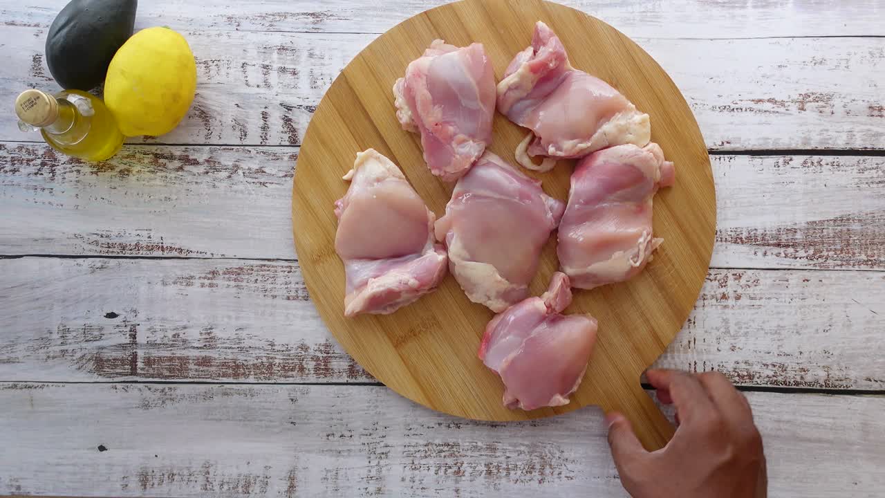 preparando muslos de pollo crudos para una comida