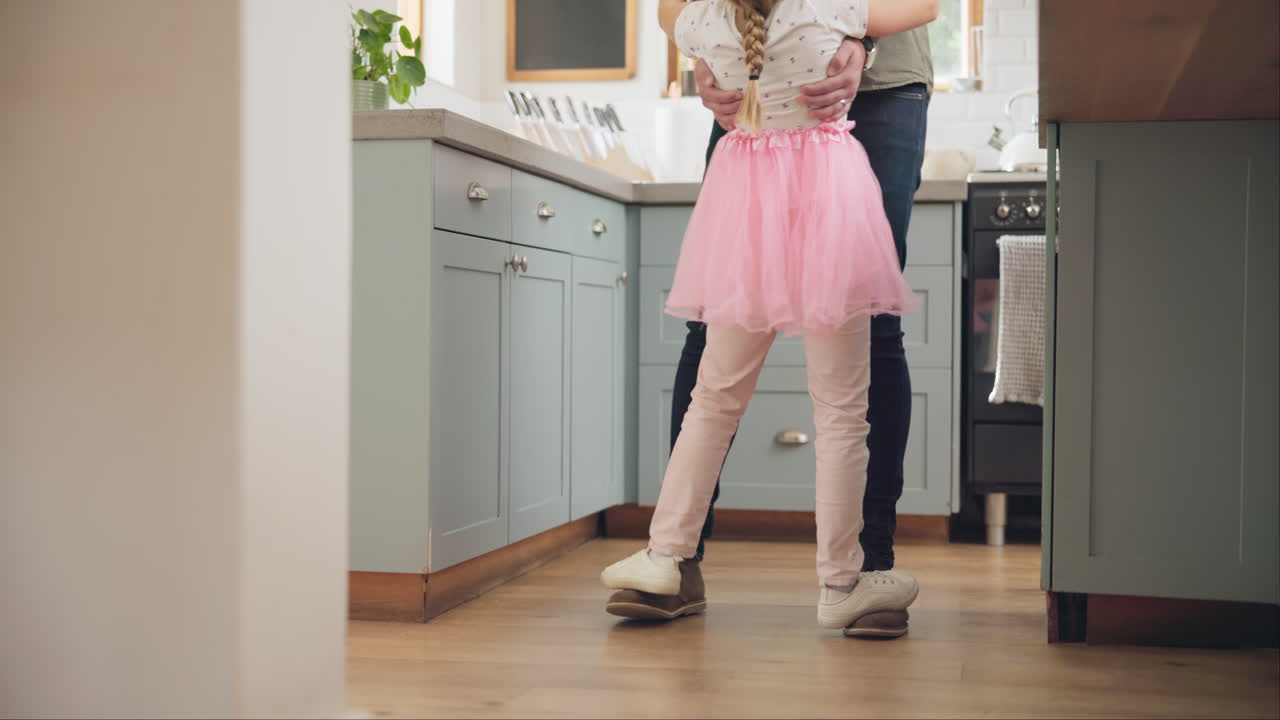 baile, pies y padre con hija en la cocina