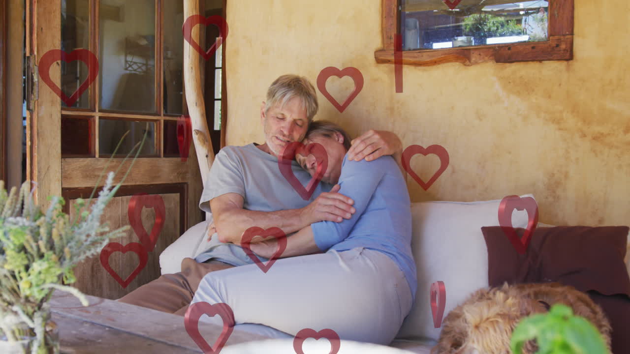 사랑에 빠진 커플이 포옹하는 은 심장의 애니메이션