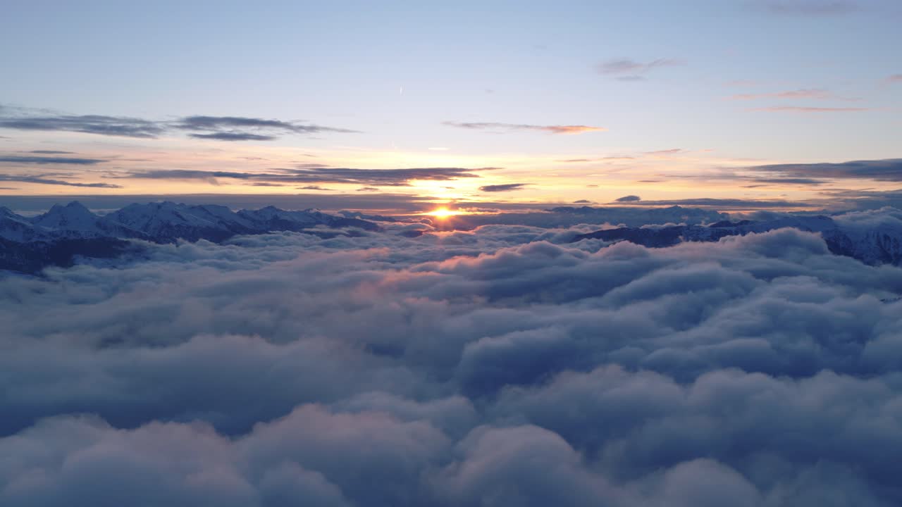 Mare di Nuvole sulla Catena del Lagorai al Tramonto Nelle Alpi Orientali in Trentino, Italia Settentrionale. Ripresa Aerea.
