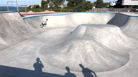 Funbox-Im-Skateboardpark,-Extremer-Liebhaber-Läuft-Auf-Skateboard