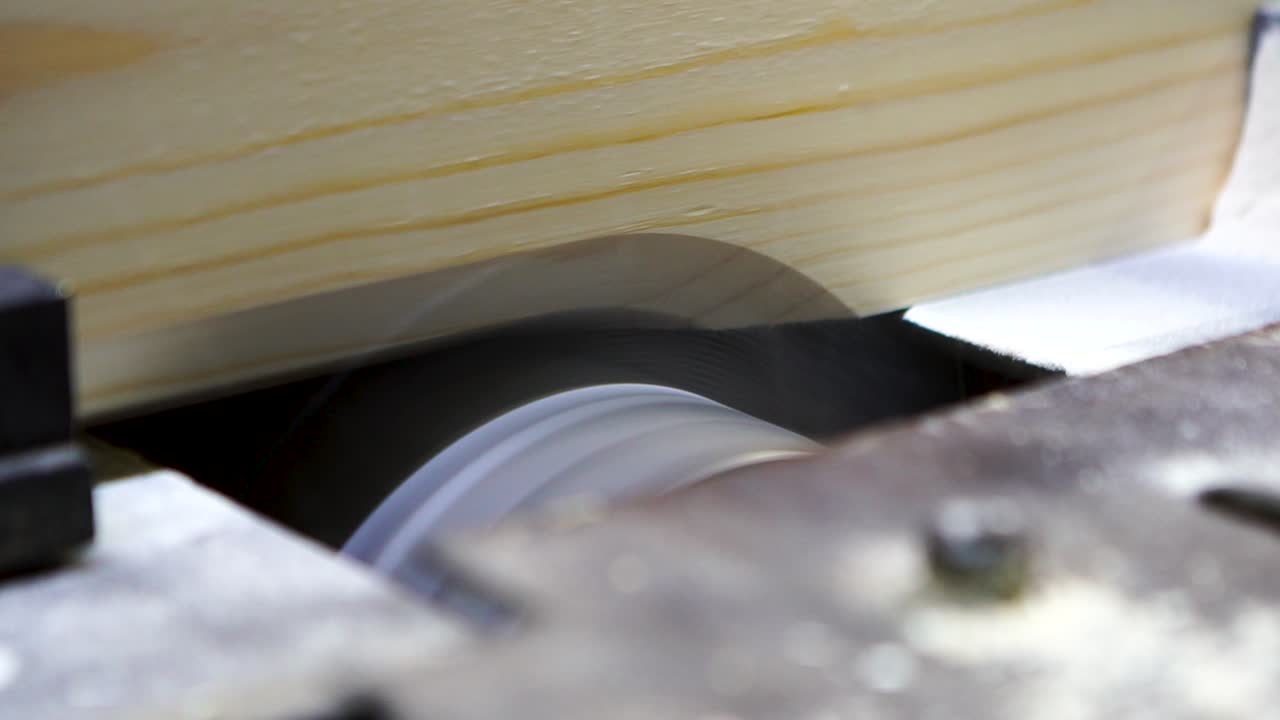 나무 가 테이블 사에서 가공 되고 있다