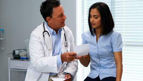 el médico da una receta a la paciente.