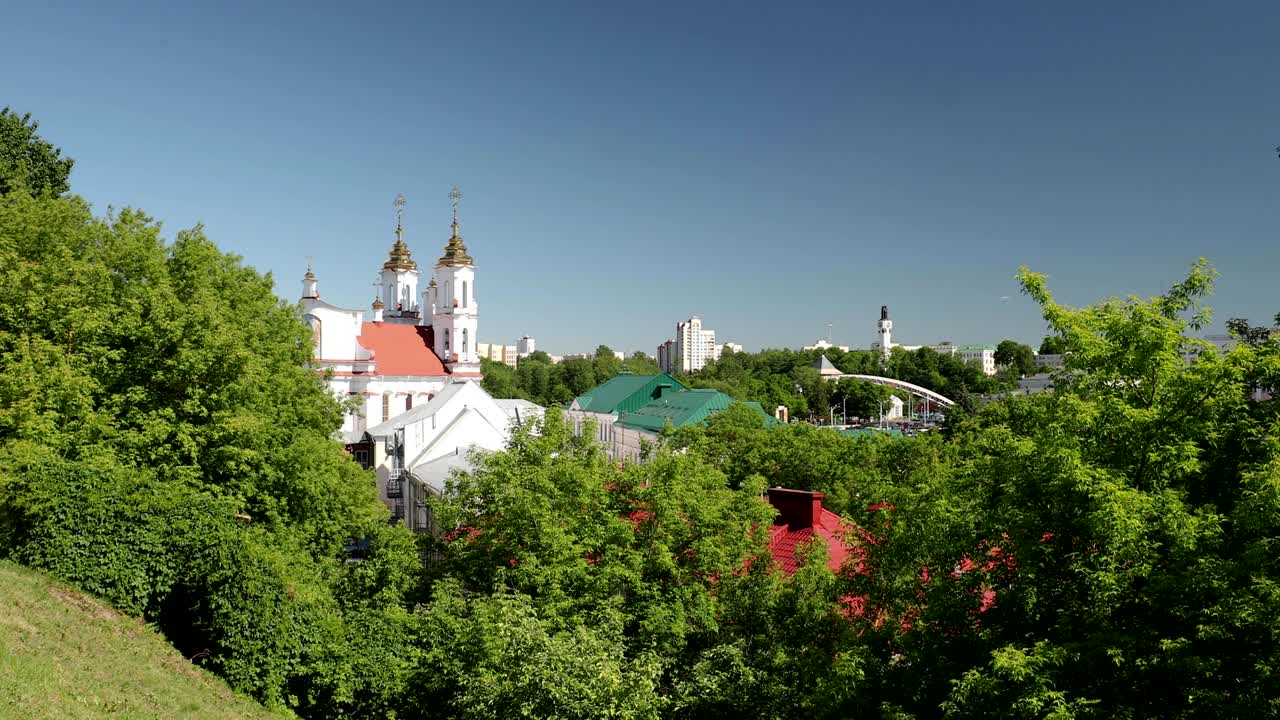 vitebsk, bielorrusia. vista de la iglesia de la resurrección en un día soleado de verano. zoom, zoom en
