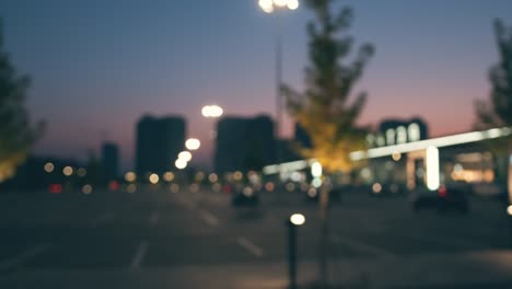 borrón de las luces de la ciudad. movimiento disparado desde el coche