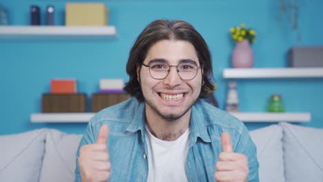 Joven-Mirando-La-Cámara-En-Un-Estado-De-ánimo-Positivo-Y-Positivo.