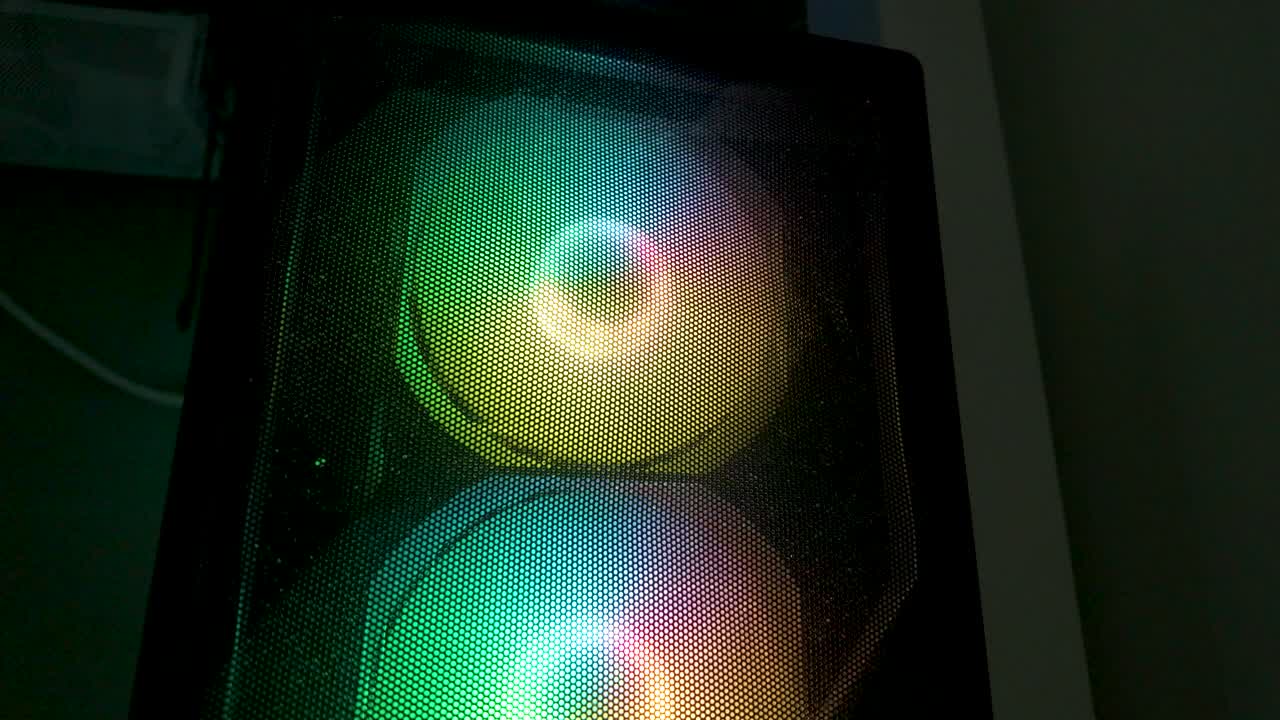 Ventole di raffreddamento RGB colorate che girano all'interno del case del computer, illuminate da vivaci luci LED