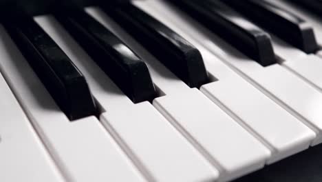 Schwarze-Und-Weiße-Klaviertasten-Auf-Der-Tastatur
