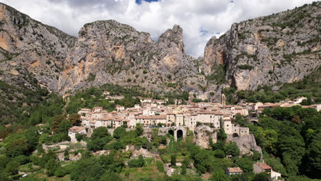 Vista-Cercana-De-Moustiers-sainte-marie,-Vista-Desde-Arriba,-Francia,-Día-Soleado.