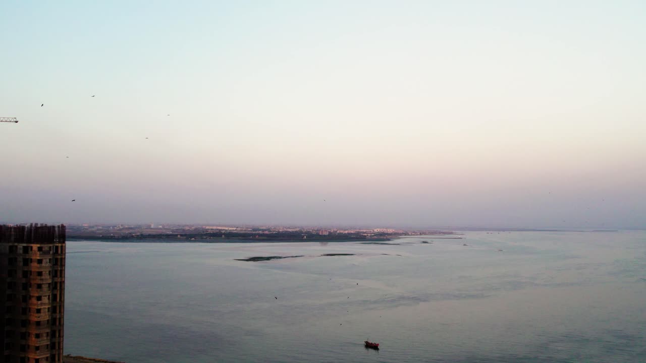 해안 도시 풍경과 바다에 대한 일몰 반사