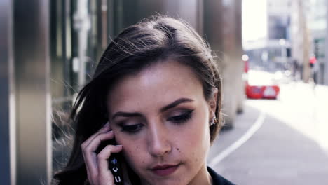 Atractiva-Mujer-De-Negocios-Viajera-Usando-Un-Teléfono-Inteligente-Caminando-En-La-Ciudad-De-Londres