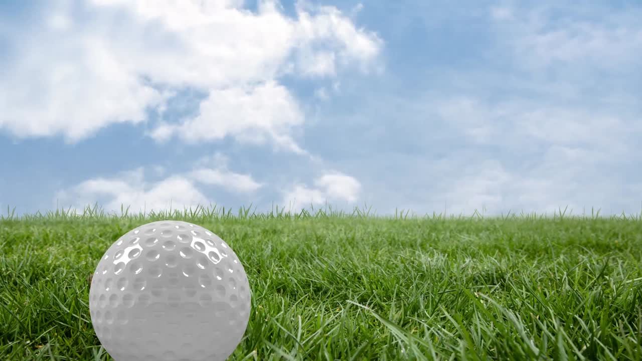 구름진 하늘 위의 잔디 위에 있는 골프 공의 애니메이션