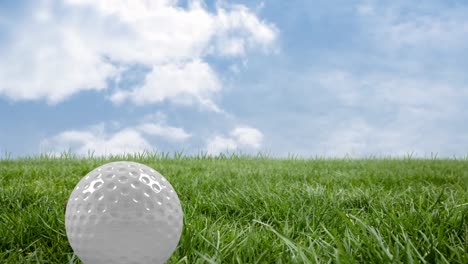 Animación-De-Una-Pelota-De-Golf-Sobre-El-Césped-Sobre-Un-Cielo-Nublado.