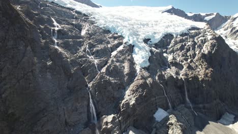 Rob-Roy-Gletscher-Hängt-Vom-Berggipfel,-Schmelzendes-Eis-Erzeugt-Wasserfälle