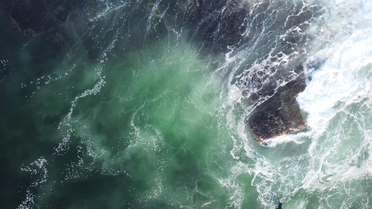 toma de videografía aérea de drone pan de bodyboarder jump rock off en océano arrecife olas costa central nsw australia 3840x2160 4k