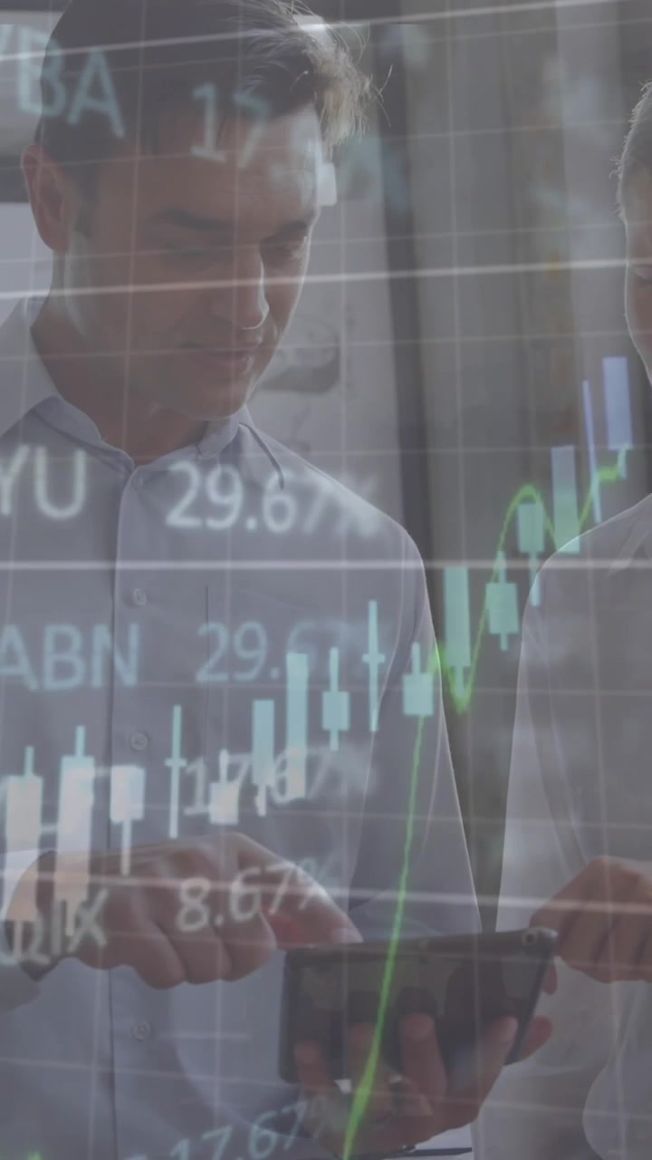 Animazione dell'elaborazione di dati finanziari su diverse persone in ambito business