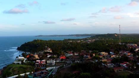 Wunderschöne-Aufsteigende-Luftdrohnenaufnahme-Der-Tropischen-Küste-Von-Tibau-Do-Sol-In-Der-Nähe-Von-Pipa,-Brasilien-An-Einem-Warmen-Sommerabend