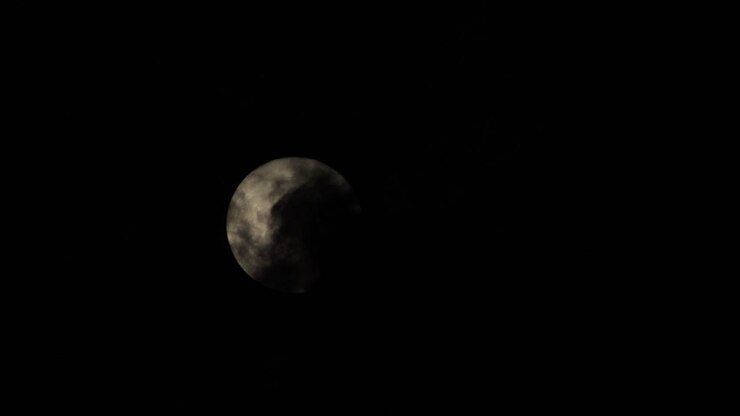 Nuvens escuras movendo-se pelo céu noturno revelando uma lua cheia, Maffra, Gippsland, Victoria, Austrália.