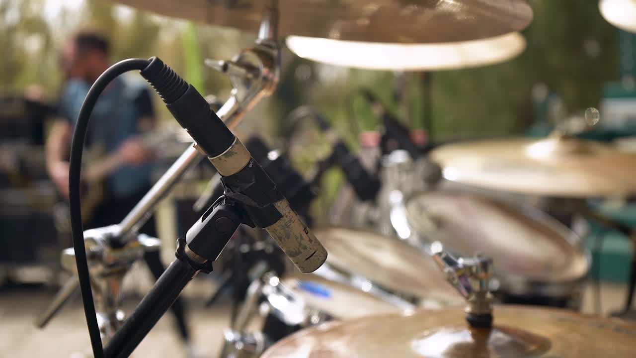 microfono alla batteria per un concerto all'aperto dal vivo durante l'estate