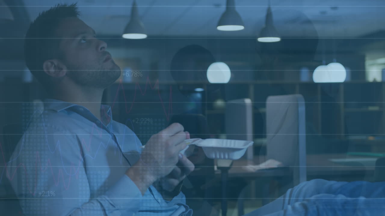 사무실에서 먹고 일하는 다양한 사업가들에 대한 데이터 처리의 애니메이션