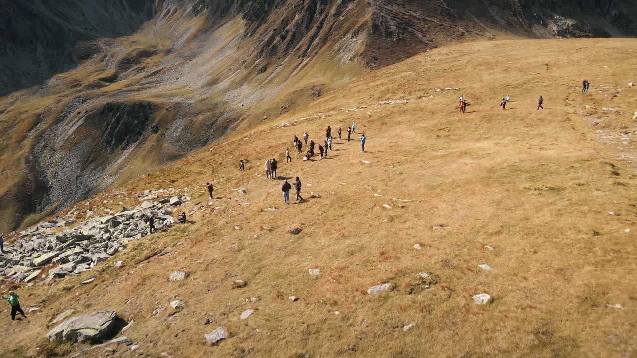 Vista aerea con drone della natura in Romania. Monti Carpazi, pendii, vegetazione rada, turisti al punto panoramico