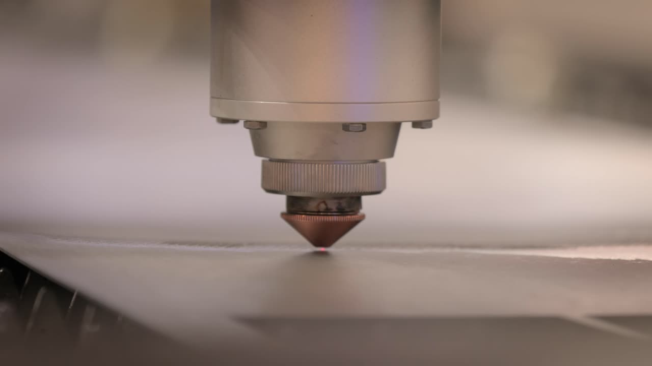 лазерная резка металла, современная промышленная технология.