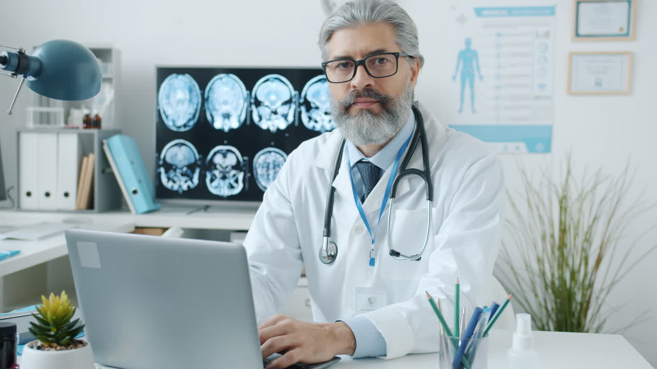 Medico che lavora in uno studio medico