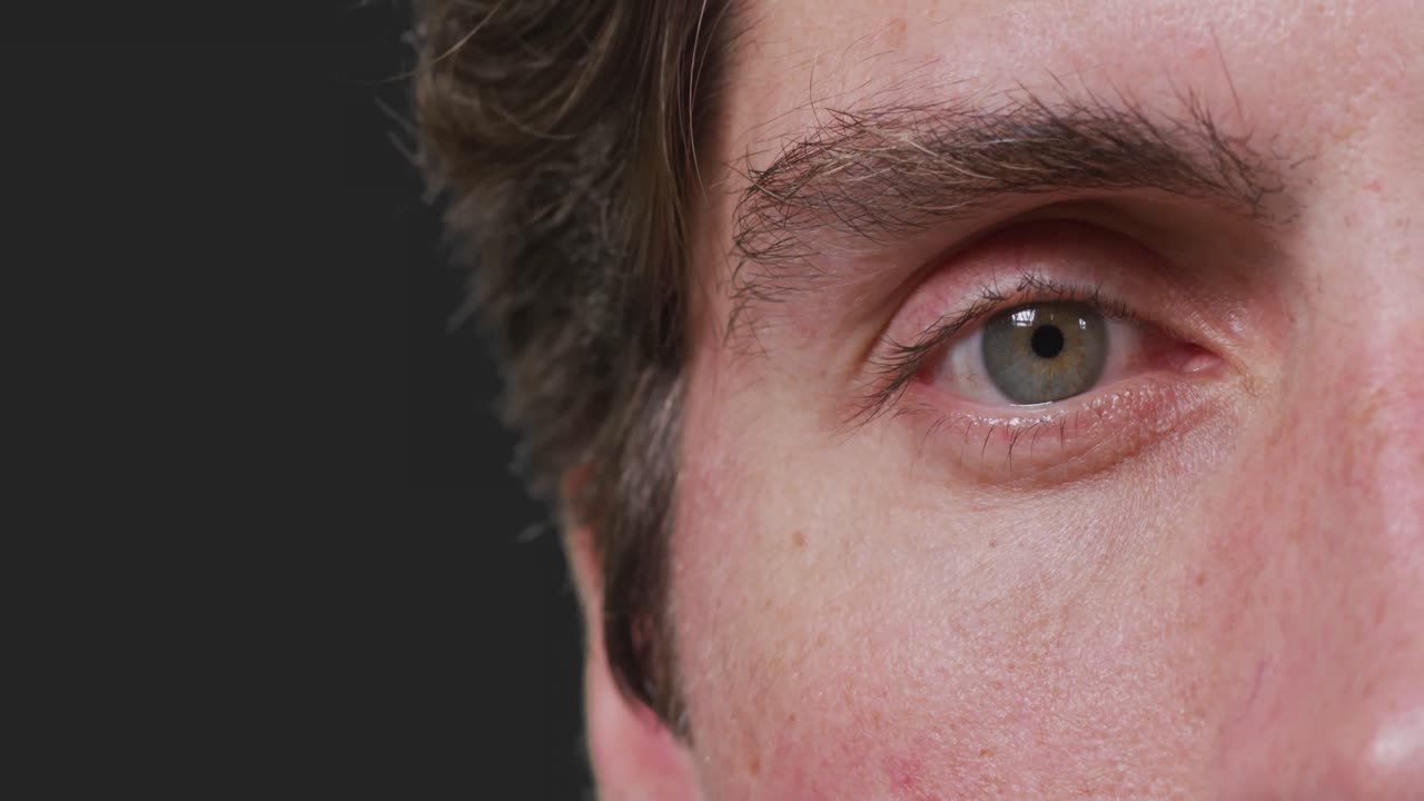 primer plano de un ojo de hombre caucásico