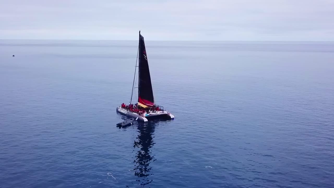 avión no tripulado de un catamarán de barco que navega en el mar