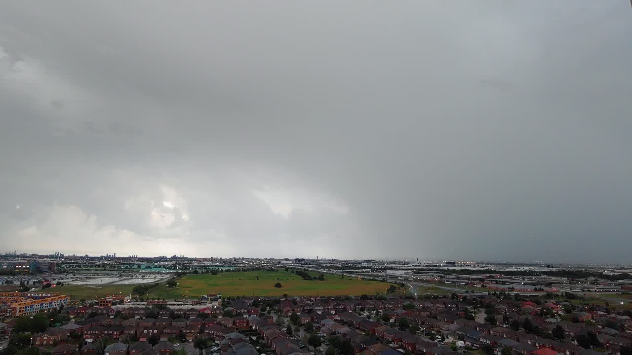 변덕스러운 흐린 회색 구름이 지역 마을을 뒤덮는 저속 촬영