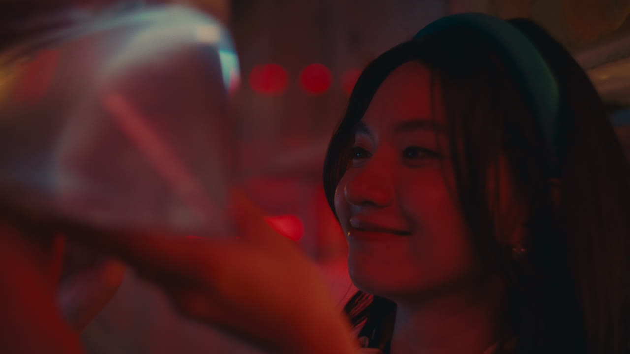 나이트클럽에 있는 여자