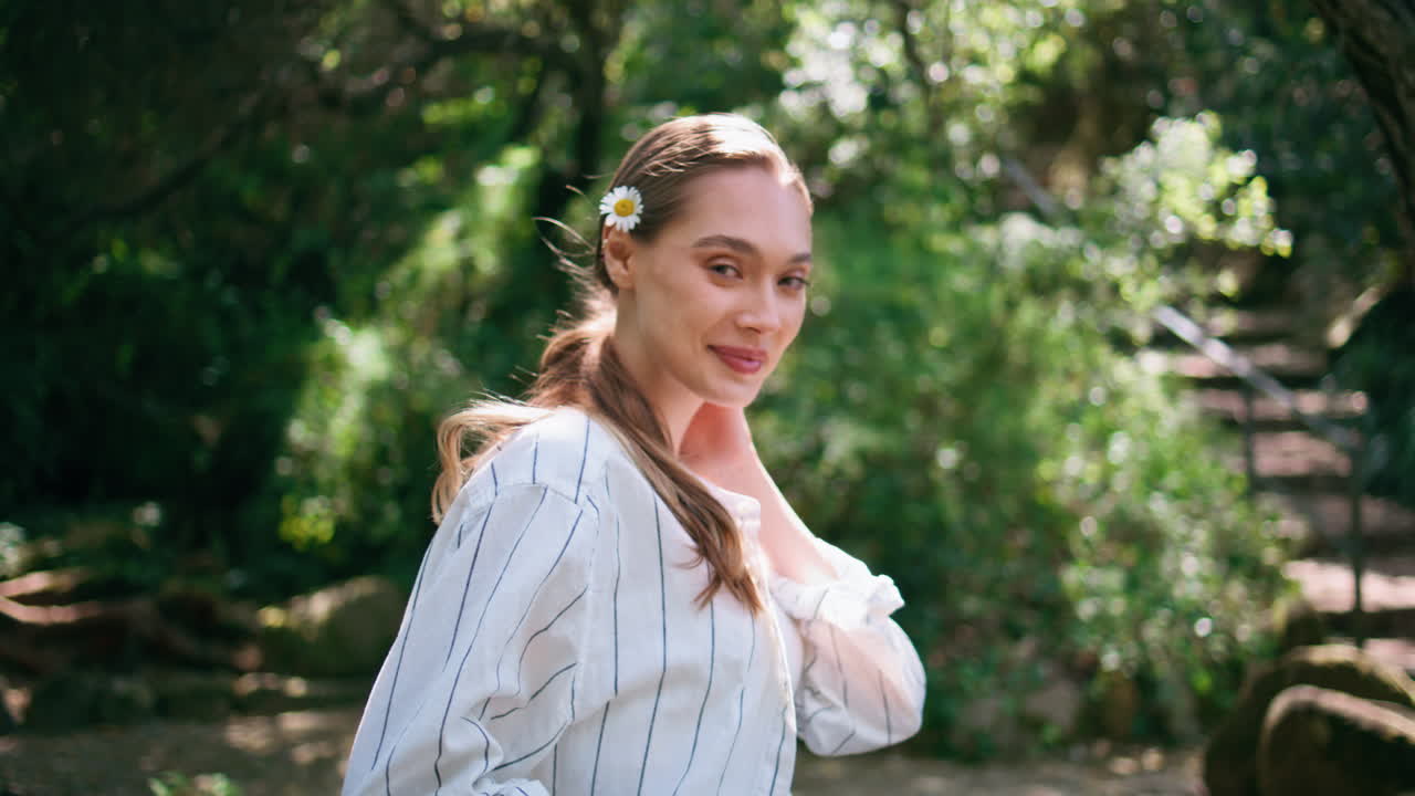 아름다운 여인이 숲길을 고 초록색 자연을 즐기고 여자 공원을 고 있습니다.