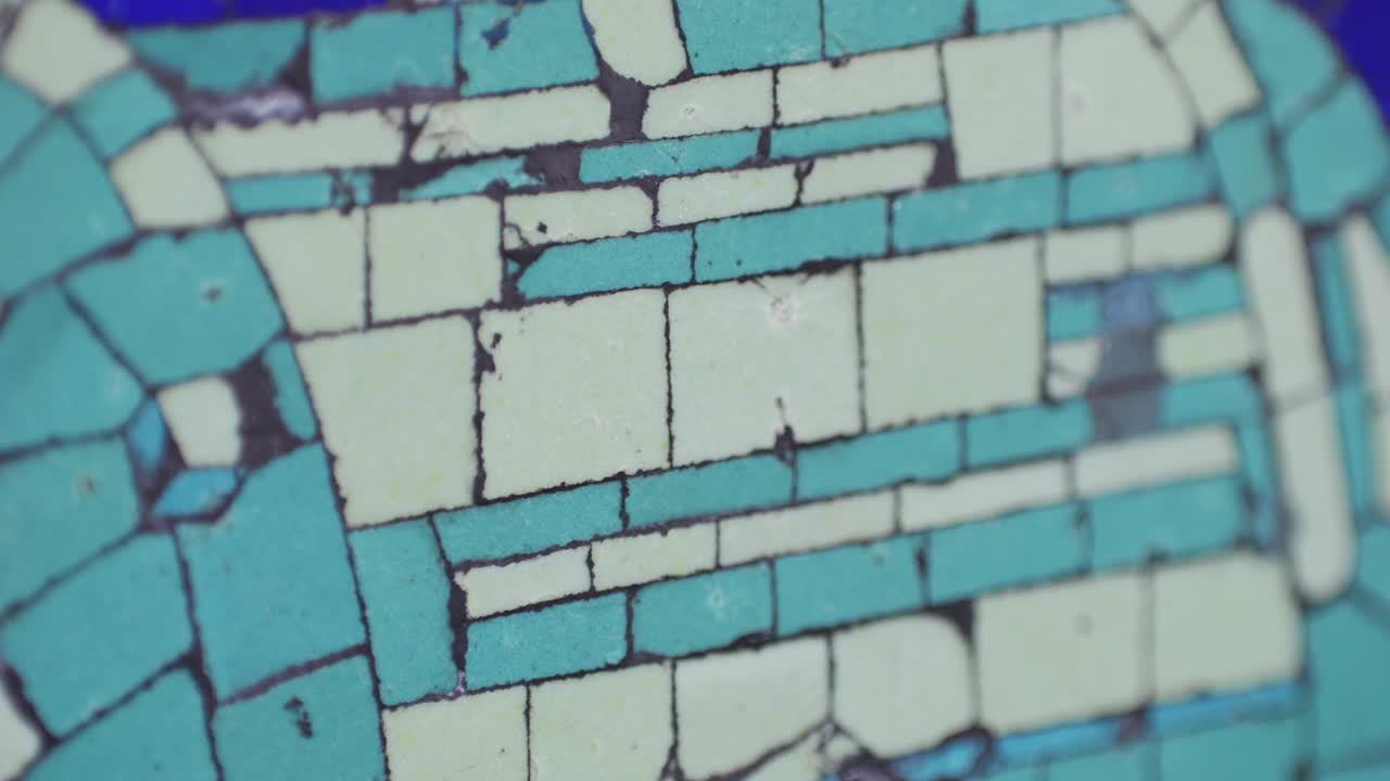 primer plano de un mosaico de azulejos de cerámica de colores de antoni gaudí en su parque guell, barcelona, españa.