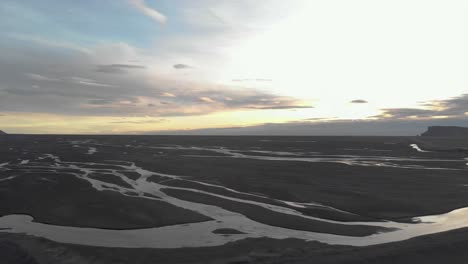 Toma-Panorámica-Aérea-De-Ríos-Glaciares-Al-Amanecer