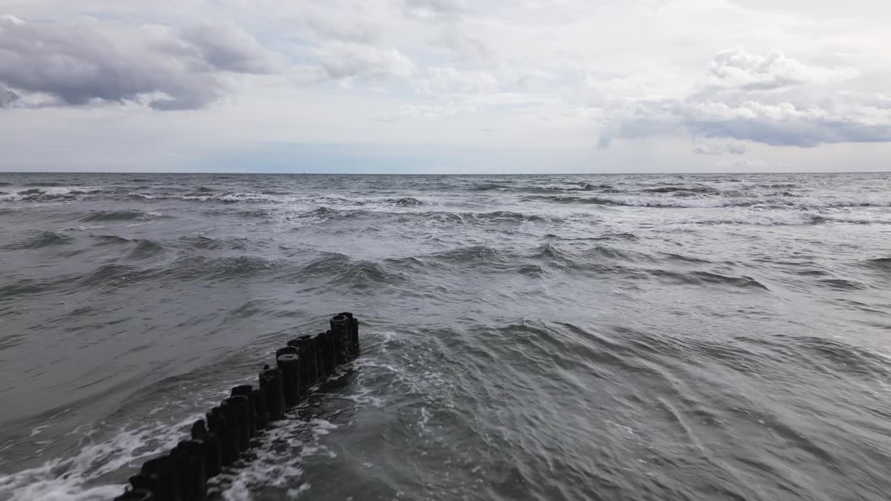 덴마크의 바다에 있는 아름다운 큰 해변