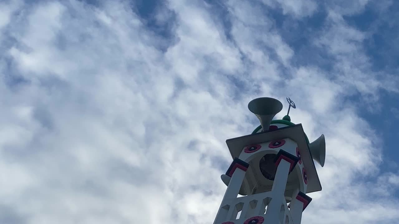 toma panorámica cinematográfica de la torre de la mezquita del minarete con cielos azules sobre su cabeza