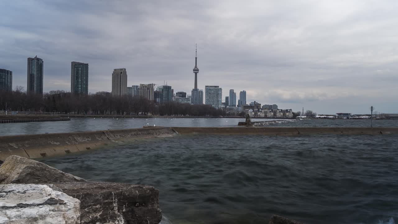 Time-lapse di nuvole che si muovono sopra lo skyline di Toronto - Lago Ontario durante il giorno