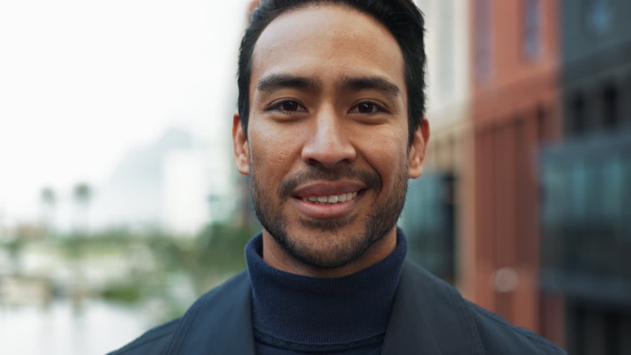 retrato de un hombre sonriente en una ciudad