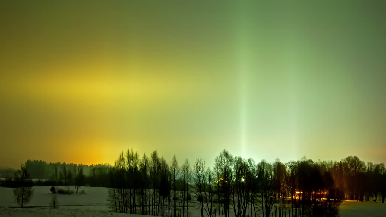 aurora boreal sobre una granja de campo de invierno - colorido lapso de tiempo nocturno