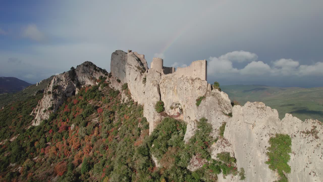 toma aérea reveladora de las ruinas del castillo de peyrepertuse en francia durante el otoño