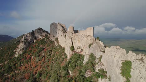 Toma-Aérea-Reveladora-De-Las-Ruinas-Del-Castillo-De-Peyrepertuse-En-Francia-Durante-El-Otoño.