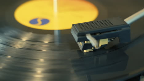 panorámica a través de un disco de vinilo lp giratorio en un tocadiscos
