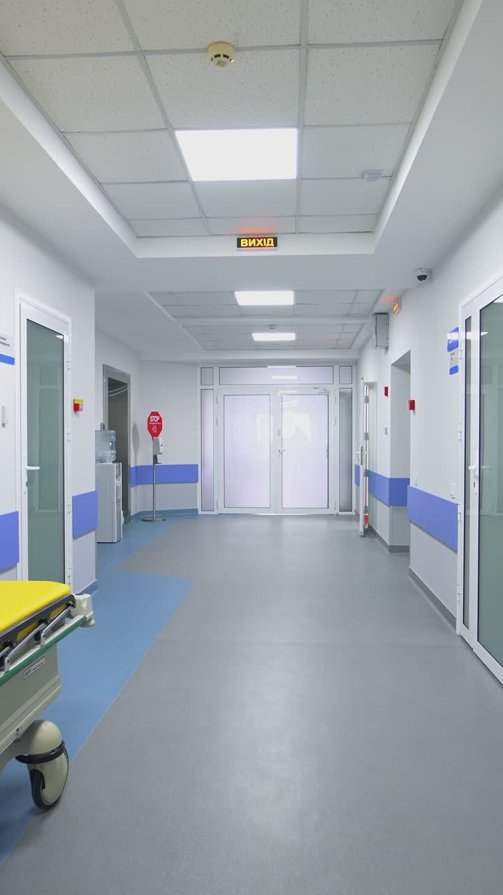 Letto medico nel corridoio dell'ospedale. Interno di un ospedale moderno con un lungo corridoio vuoto.
